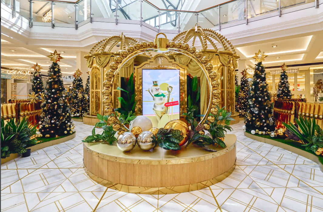 Large metal installation by NEXTOP in a shopping mall setting