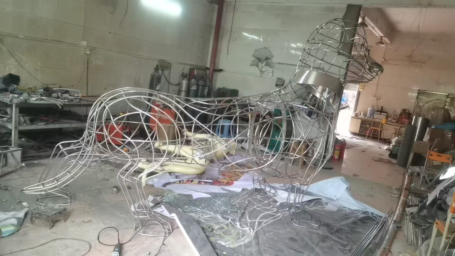 Fabrication stage of a dog metal sculpture in NEXTOP’s workshop